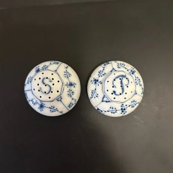 Royal Copenhagen Blue fluted Half Lace Salt & Pepper shakers - Picture 2 of 7